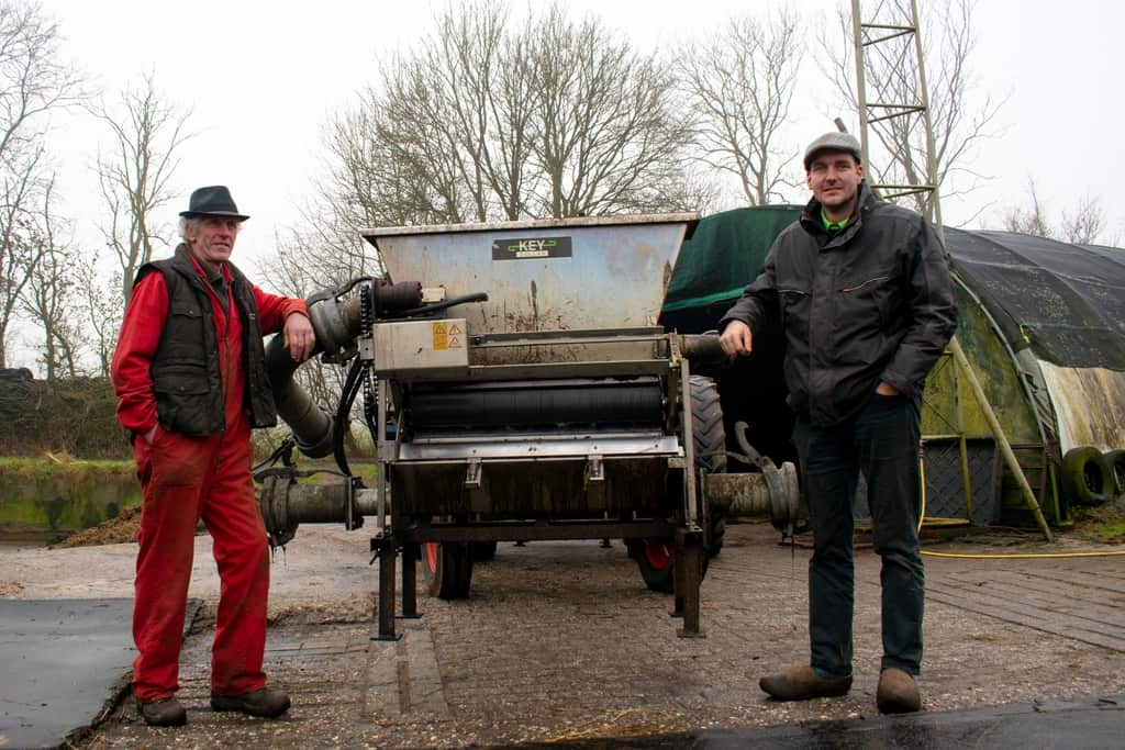 Vader Gerrit & zoon Hendo Hogeboom poseren bij de KD-R306