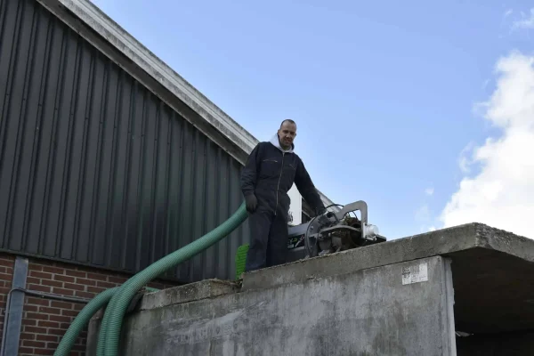 Boer Johan bovenop zijn bunker naast de mestscheider