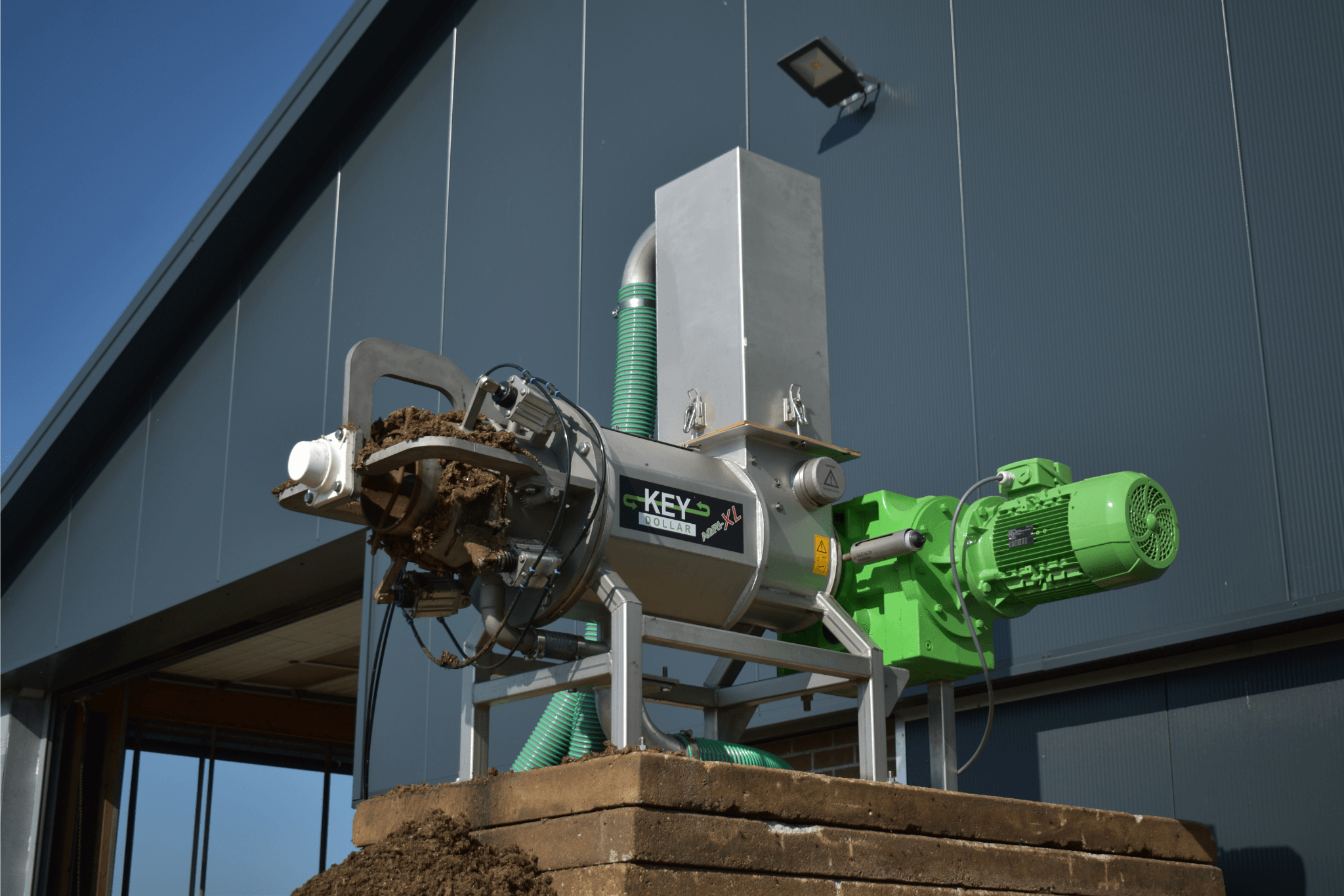 Mestscheider op geïmproviseerde bunker naast de stal