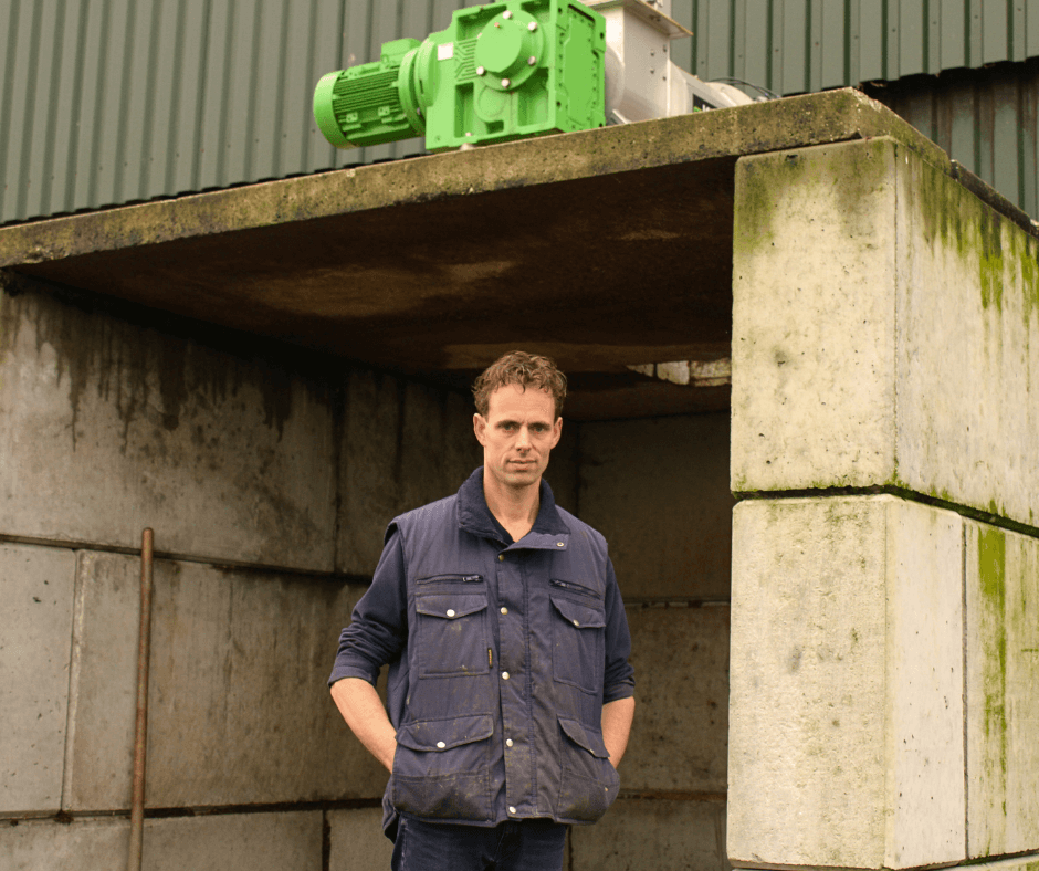 Edward Poodt uit Etten staat trots voor zijn bunker met daarop een mestscheider