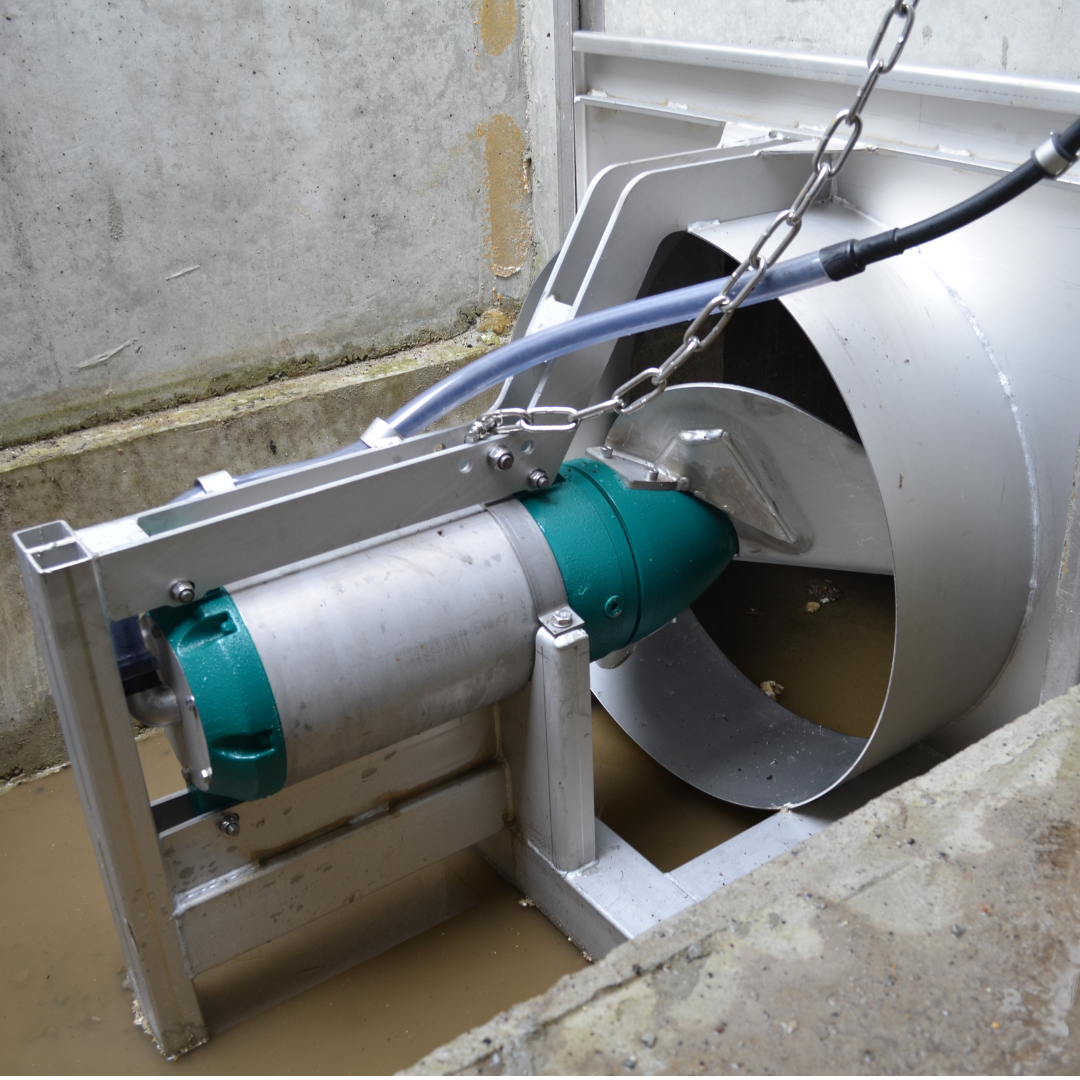 Elektrische mestmixer in frame