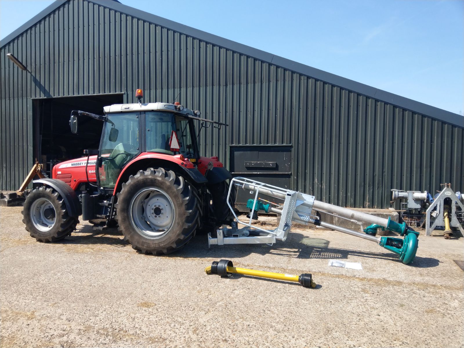 Tractorpomp achter de trekker