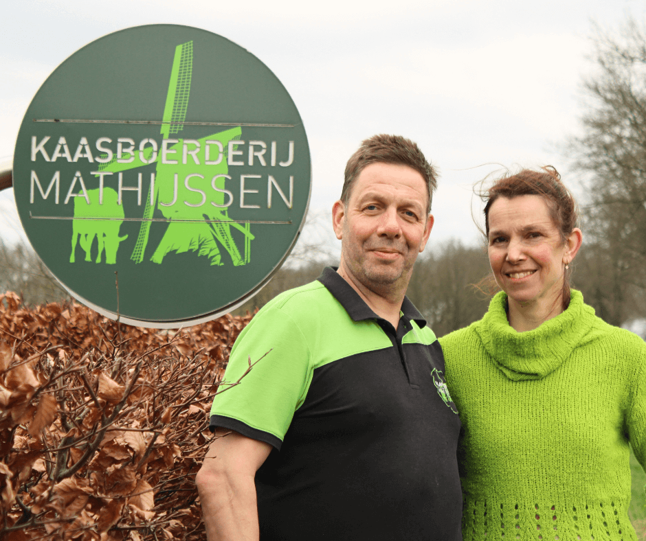 Joris en Mascha poseren voor bij de weg bij het uithangbord