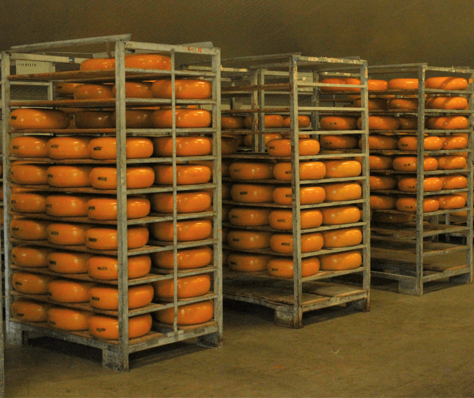 Volle kaasrekken in de opslagruimte