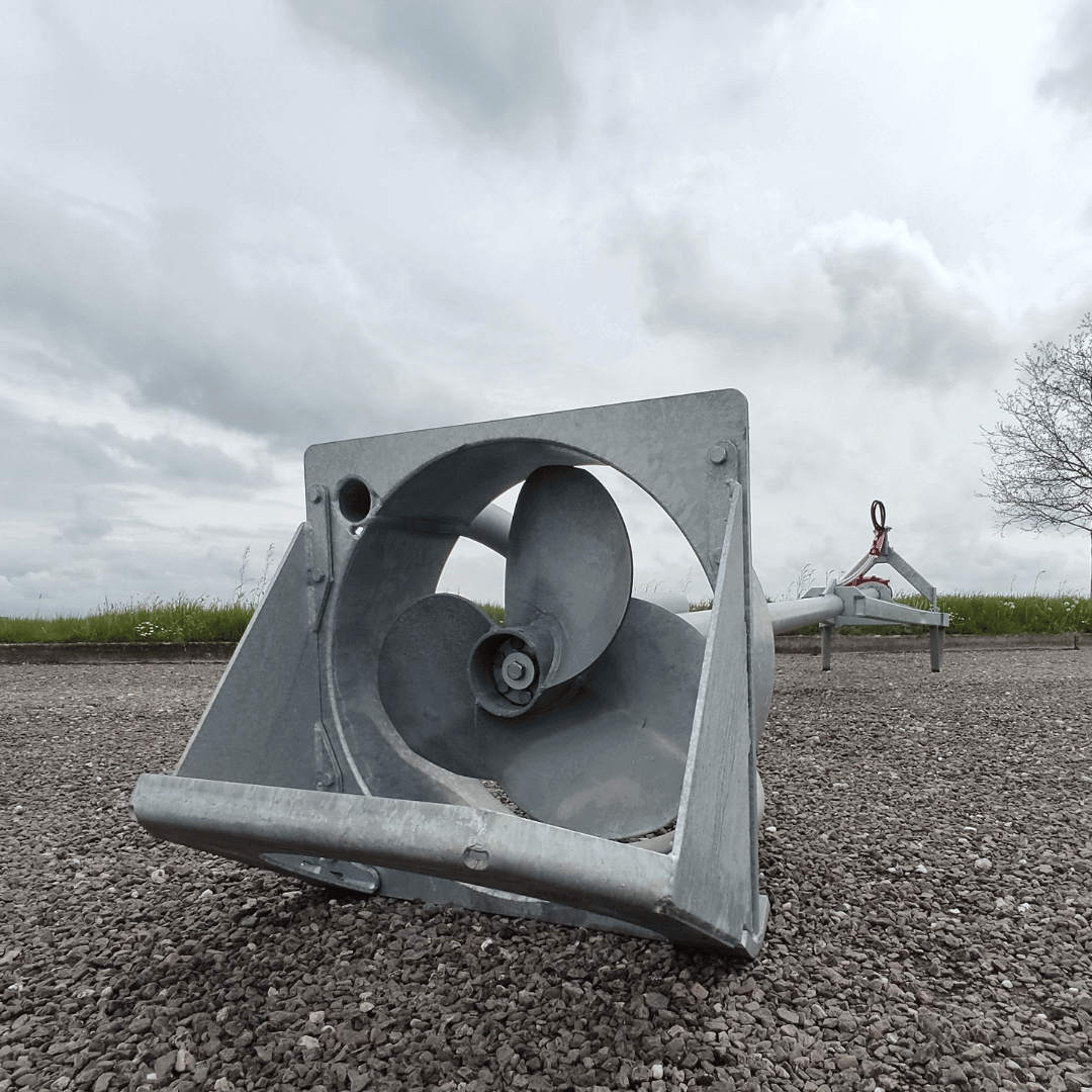 Trekkermixer van Van der Meer op het asfalt