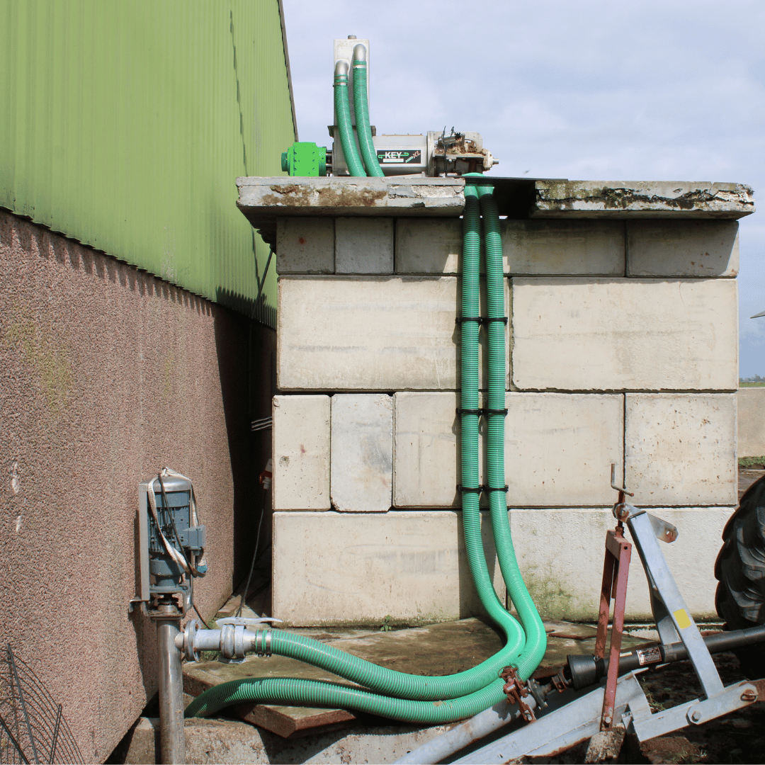 Aan- en afvoer van mest voor het scheiden door de mestscheider