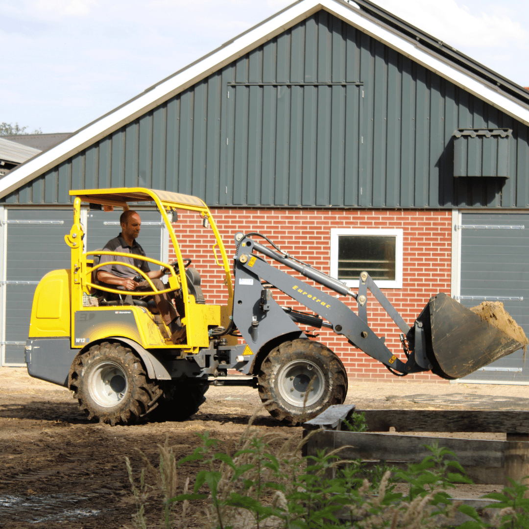 Melkveehouder Leon Schukkink op de shovel