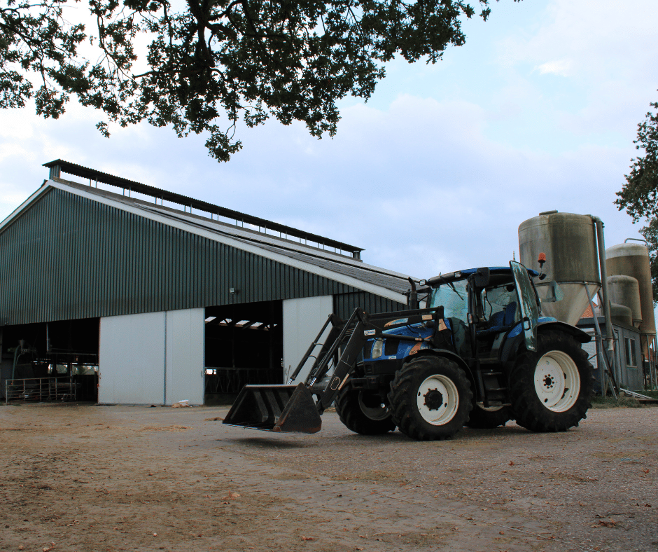 New Holland trekker op het erf van de familie Schotanus - Van Vilsteren in Haule