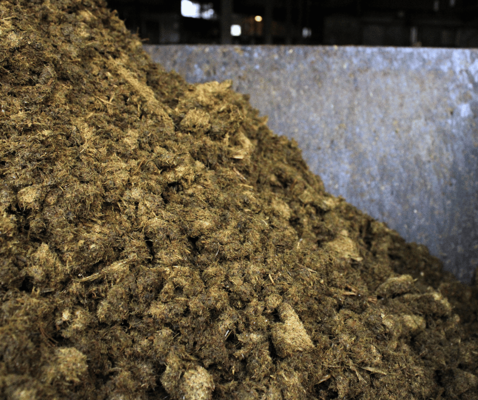 Droge & zachte bio-bedding in de bak van de instrooiwagen