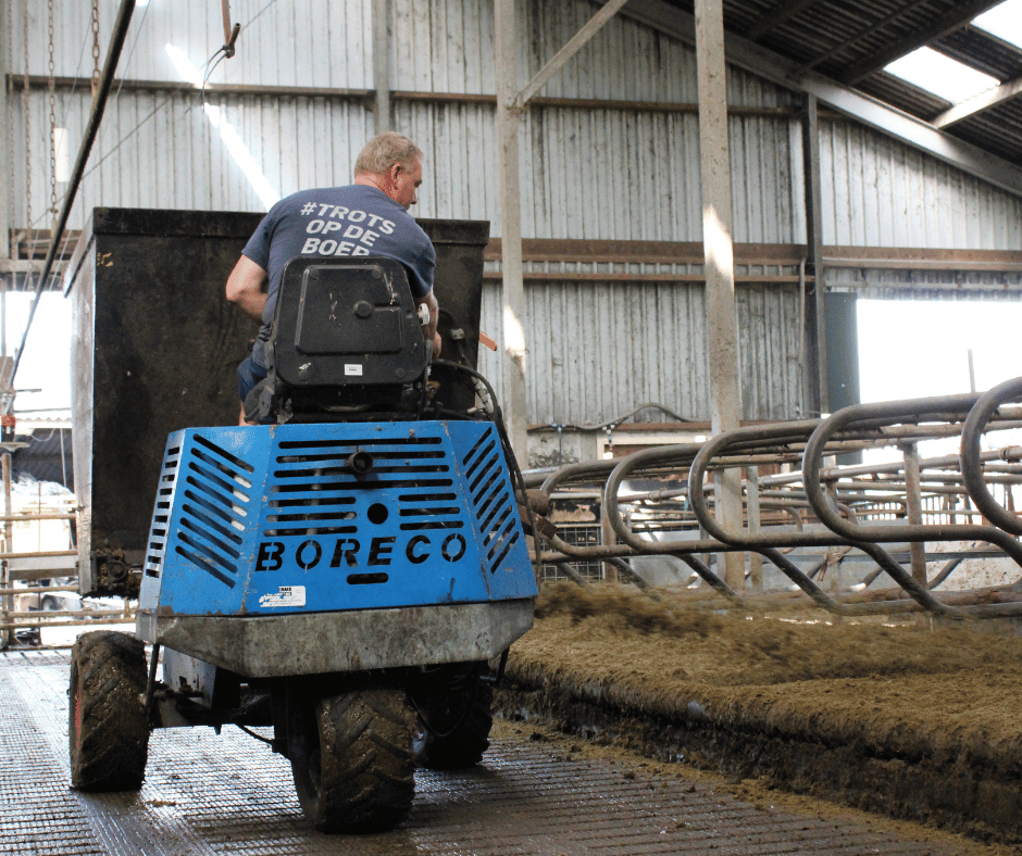 Melkveehouder Bauke Schotanus uit Haule op zijn instrooiwagen