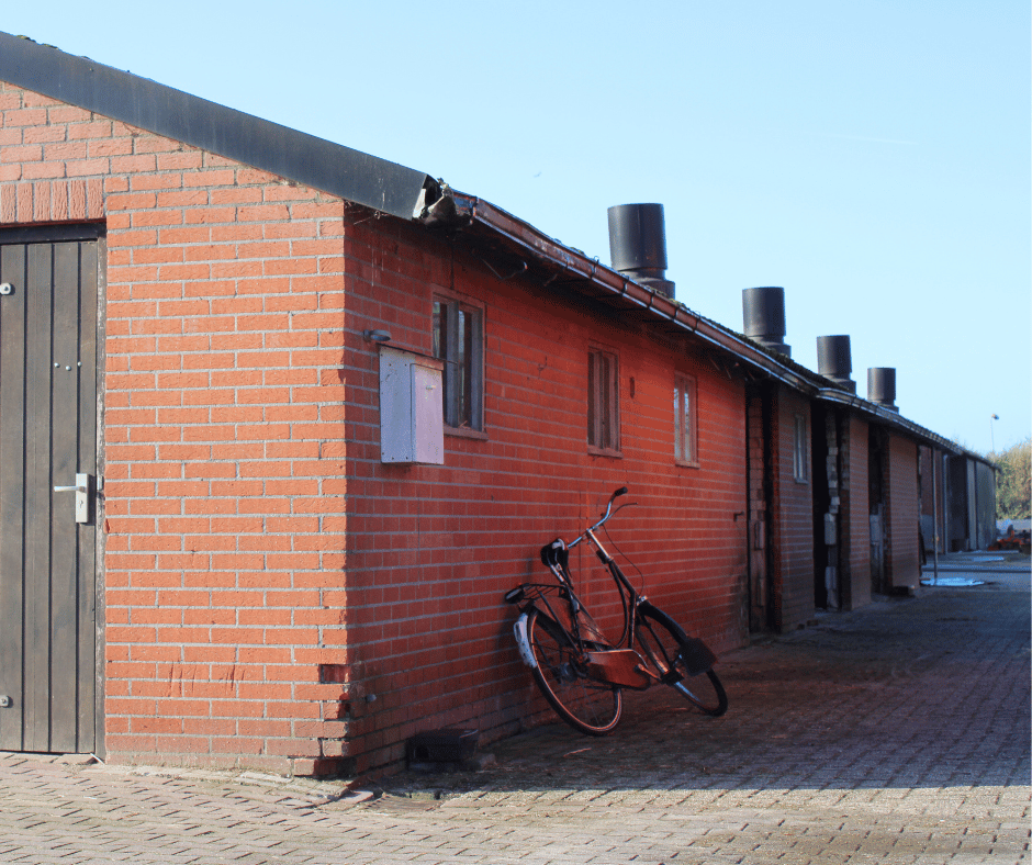 De voormalige zeugenstal met de kenmerkende luchtafvoerkokers op het dak