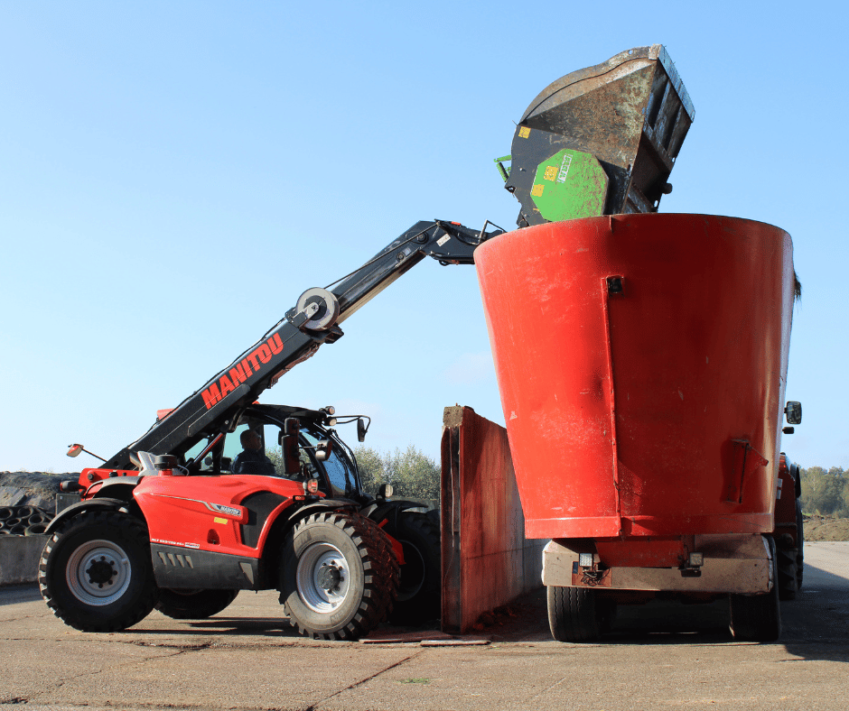 De vader van Adrie springt ook bij voor het stukje akkerbouw, de gerooide suikerbieten