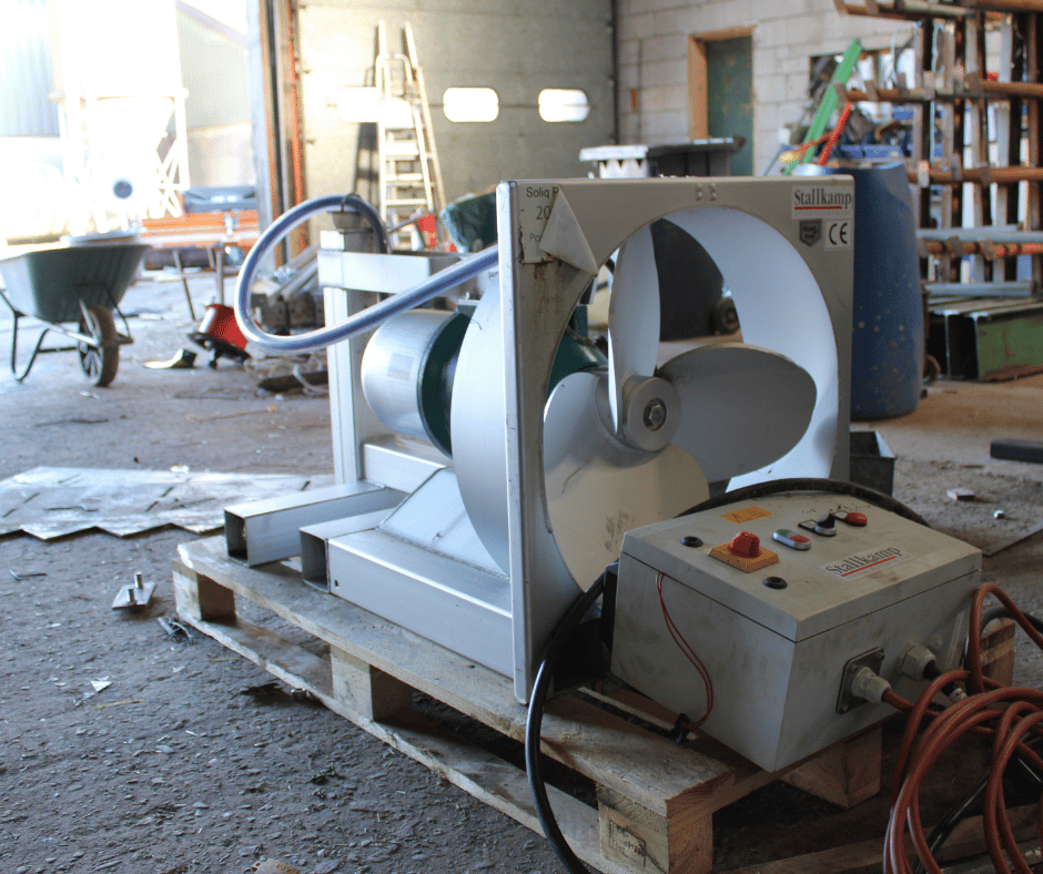 De tweede mestmixer (met besturingskast) ligt te wachten voor ingebruikname