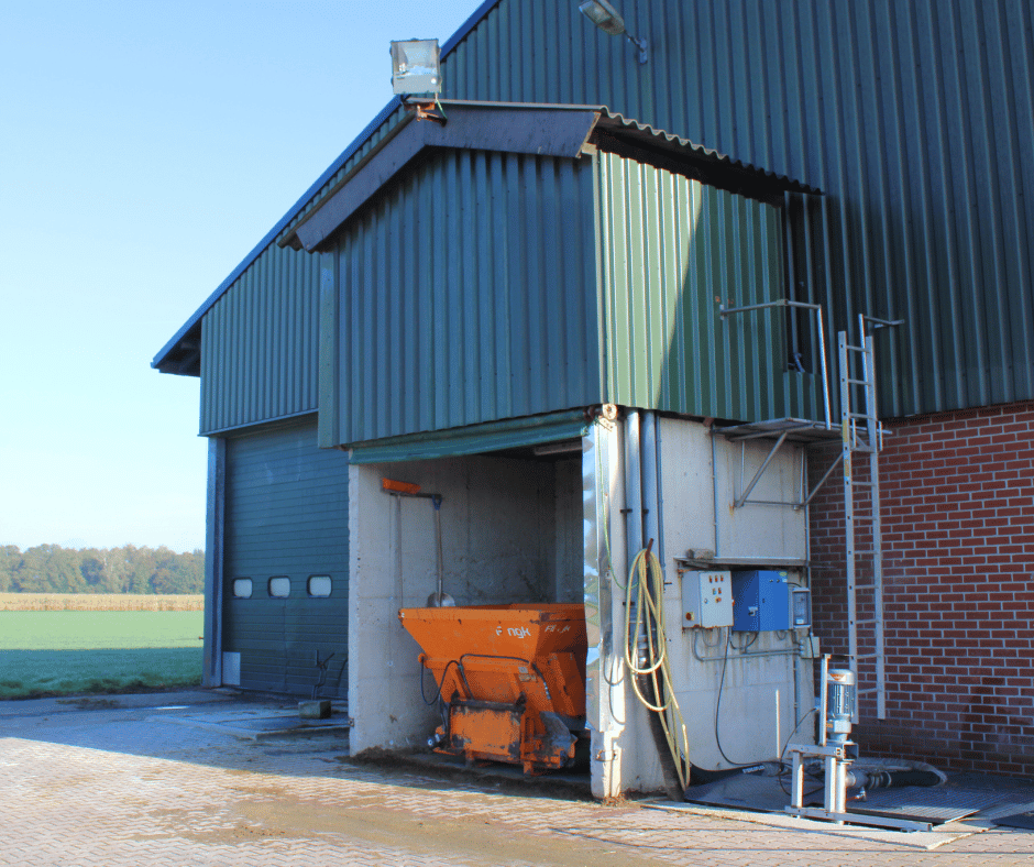 De Beemdhoeve laat mest scheiden door de voorloper van een EYS mestscheider, welke hoog en droog op deze bijzondere constructie staat.