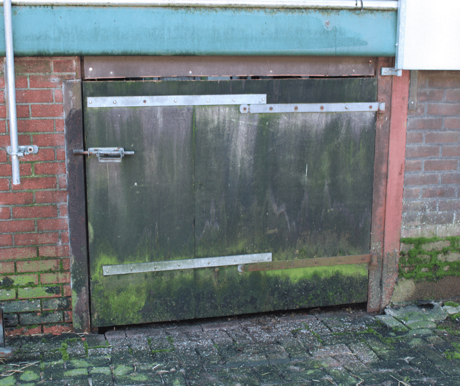 Deur van het trekkermixgat in de oude jongveestal op V.O.F. De Beemdhoeve