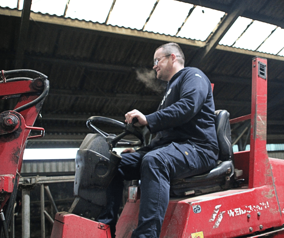 Veehouder Martein van Damster Boerenzuivel en Vlees schuift het voer aan met de shovel voor zijn vee