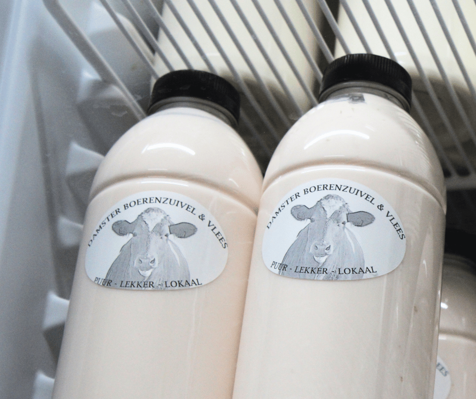 Logo Damster Boerenzuivel en Vlees op een gevulde yoghurtfles