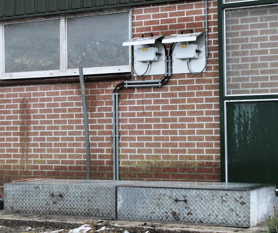 Besturingskasten van twee van de drie elektrische mestmixers op het bedrijf van Martein en Wendy