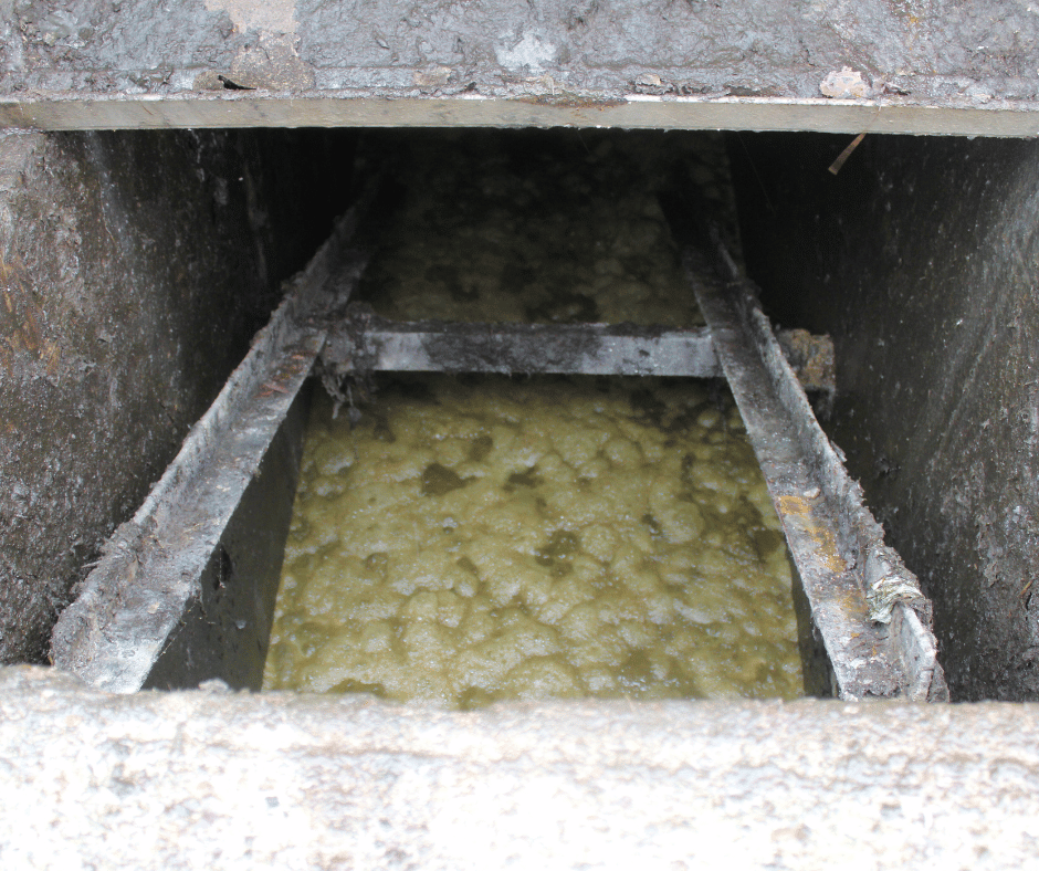 Eén van de putgaten op de veehouderij van Martein en Wendy met de slederails in het zicht. De elektrische mestmixer zit verderop.