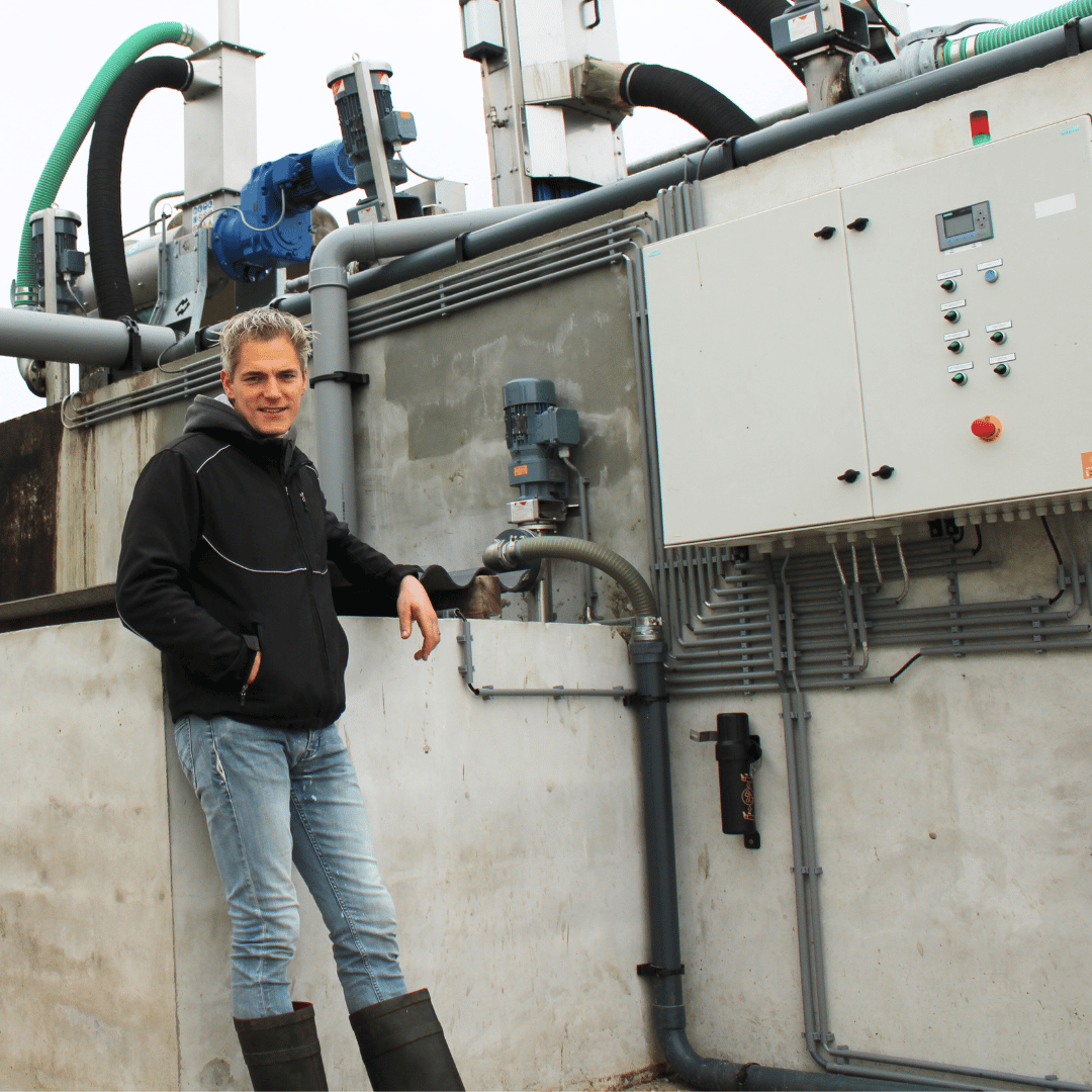 Veehouder Edwin Dinkelman trots naast zijn innovatieve mestinstallatie
