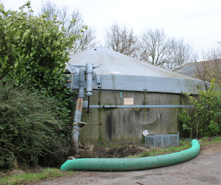 Mestsilo voor dunne fractie, op de voorkant van het erf