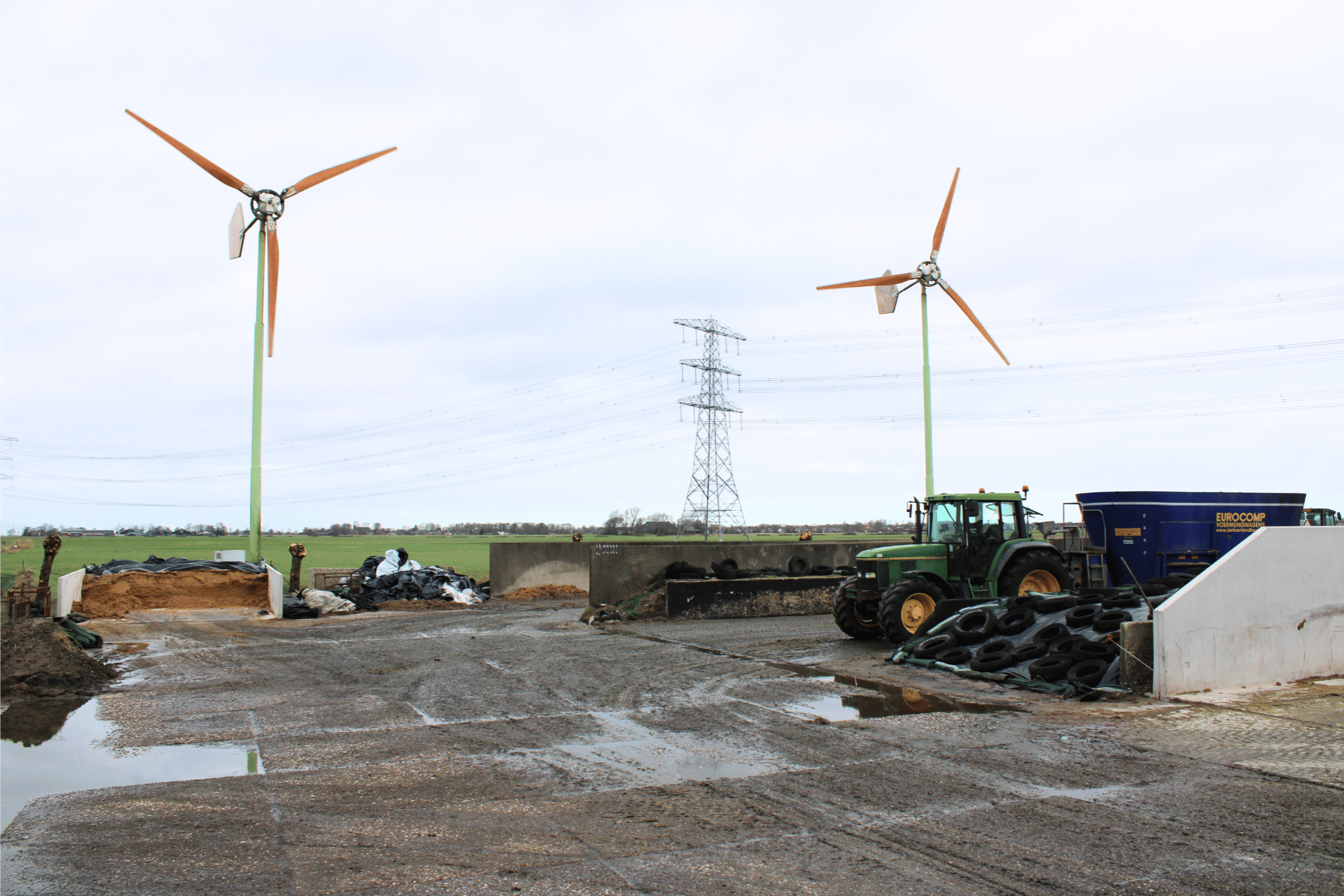 Groninger windmolens op het erf van maatschap Hartjes - Buurke in Appingedam