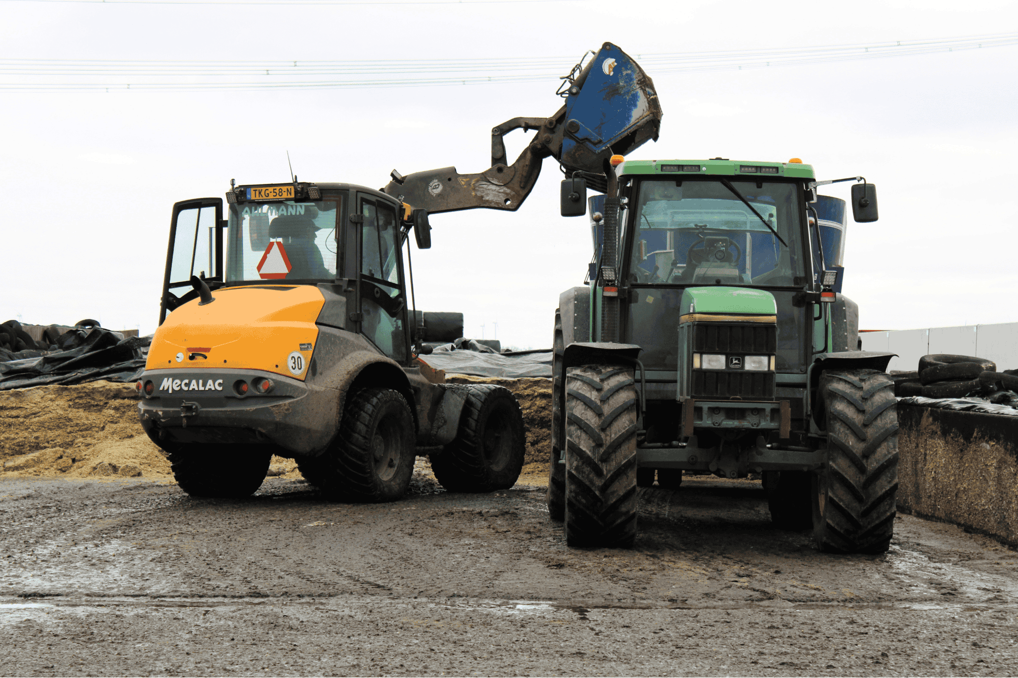 Melkveehouder Wilfred Hartjes laadt kuil in zijn voermengwagen