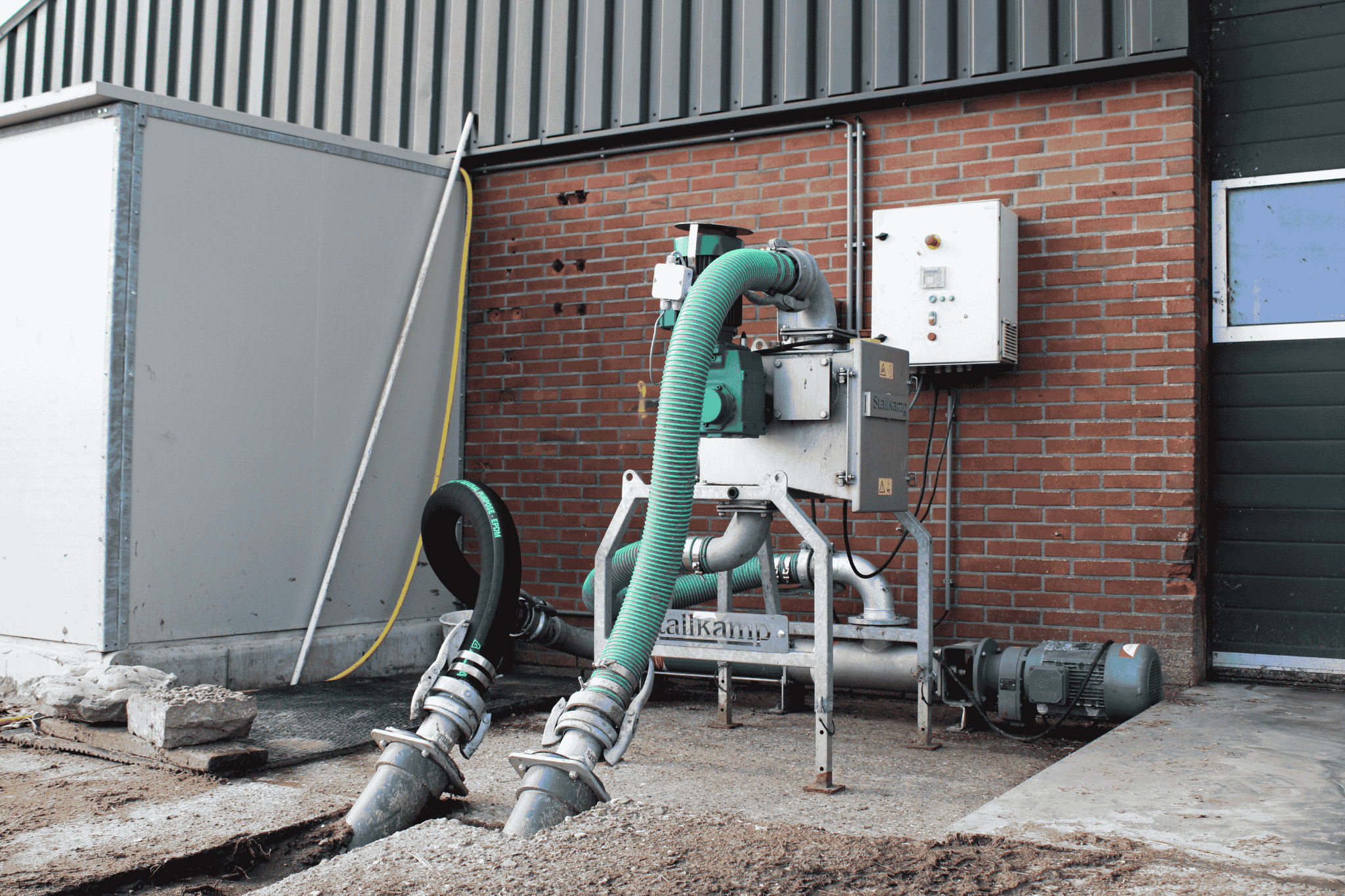 Combinatie mestpomp met snijkast om de mest naar de silo te transporteren