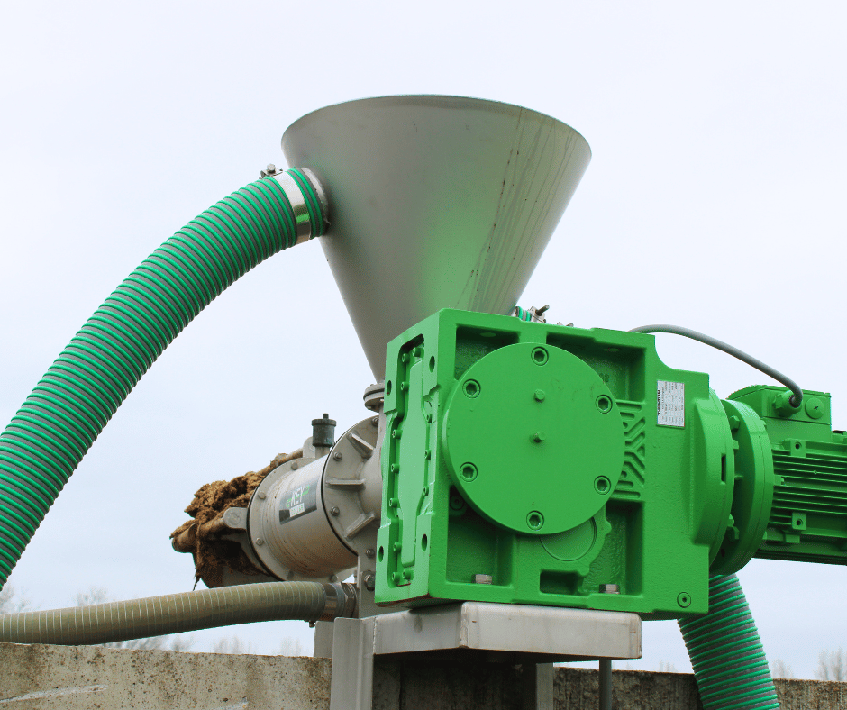 Achterkant Keydollar mestscheider bovenop een betonnen keerwand