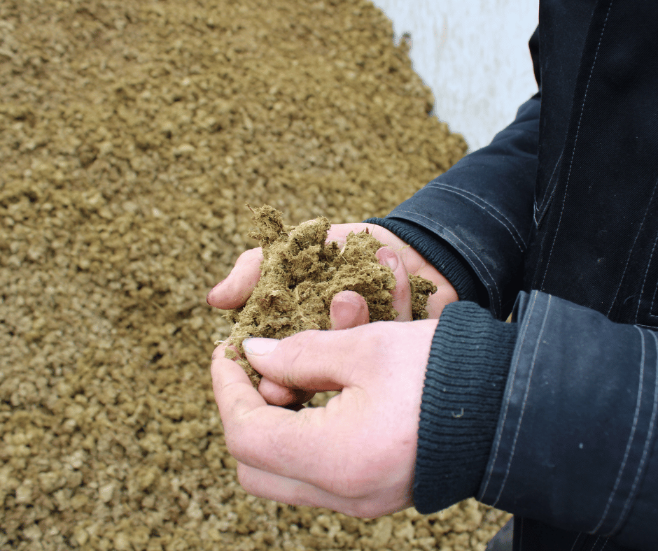 Veehouder Jan Willem van Zandwijk met dikke fractie in zijn handen