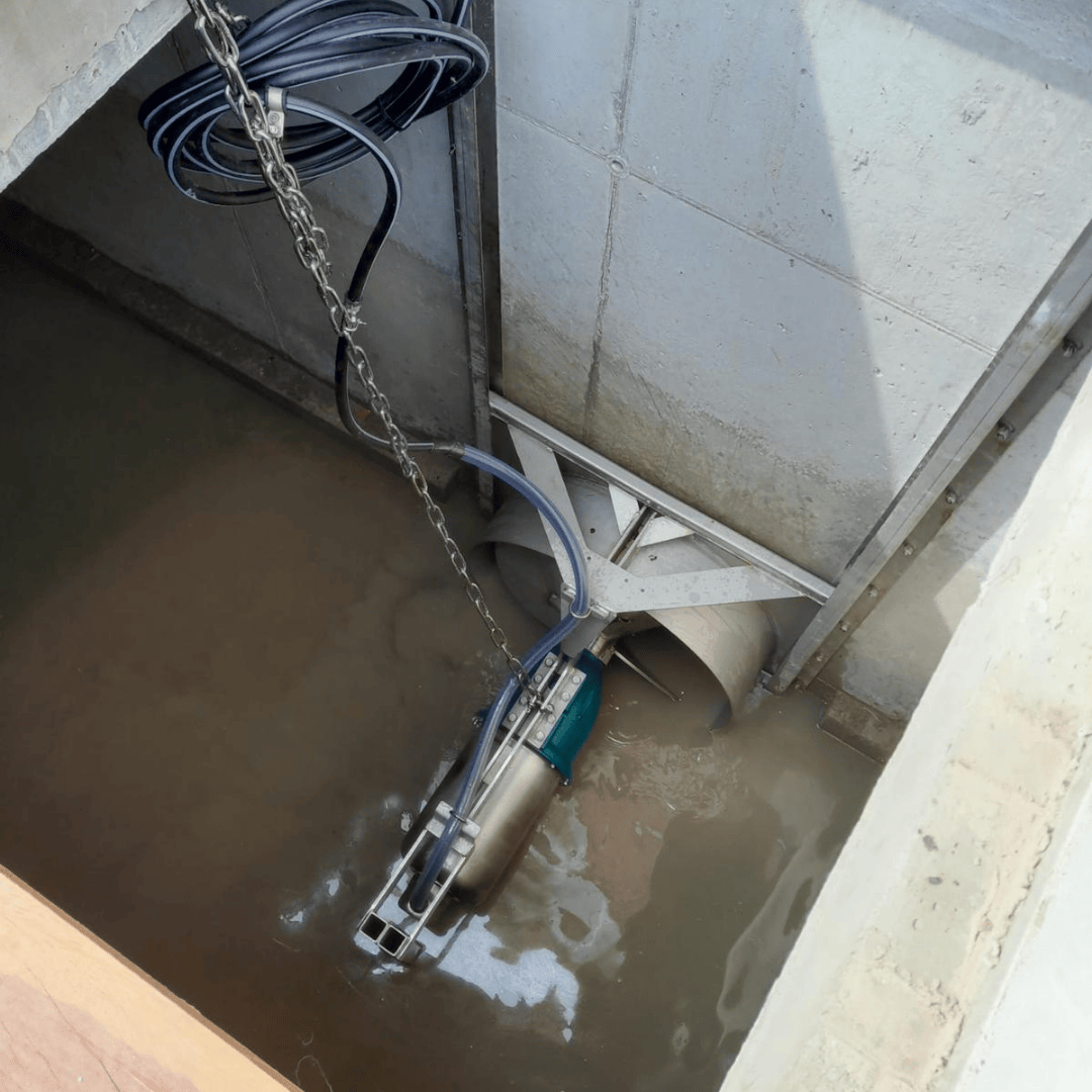 Stallkamp TMR3DZ | mestmixer in vierkant frame | in uitsparing van de kelderwand gebouwd