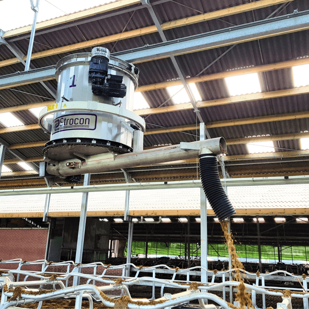 Cobra Easy Bed } Automatisch instrooisysteem op railssysteem boven de ligboxen