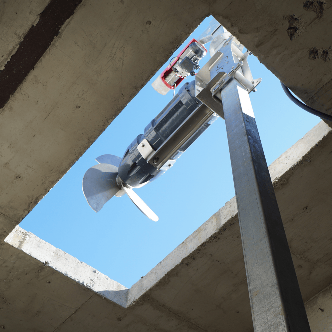 EYS D3K, mestmixer aan geleidingssysteem boven putgat