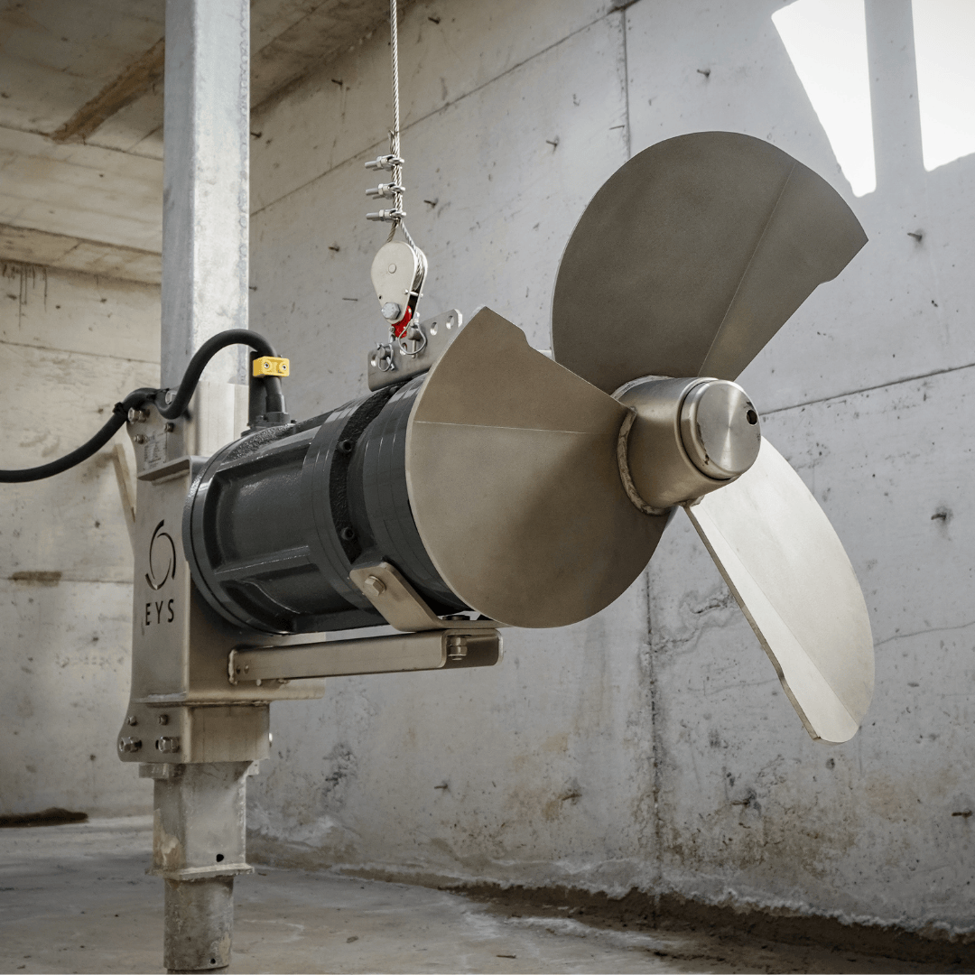 EYS D3K, mestmixer in opslagsysteem aan stalen geleidingsconstructie