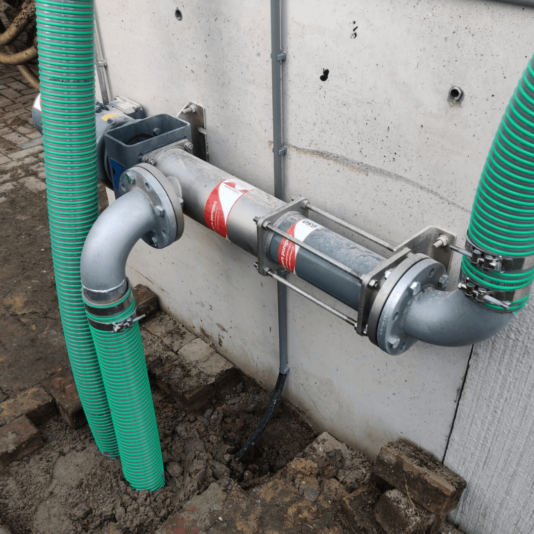 Kumatec wormpomp | horizontale uitvoering aan keerwand voor mestscheider