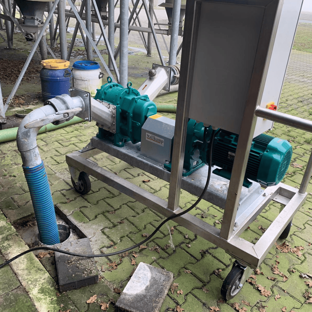 Stallkamp DKP-E | verdringerpomp voor mest | op mobiele bok
