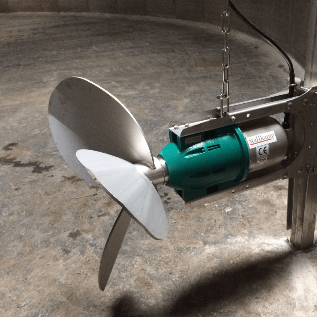 Stallkamp TMR3M | mestmixer met drie roervleugels | zijaanzicht in biogasinstallatie