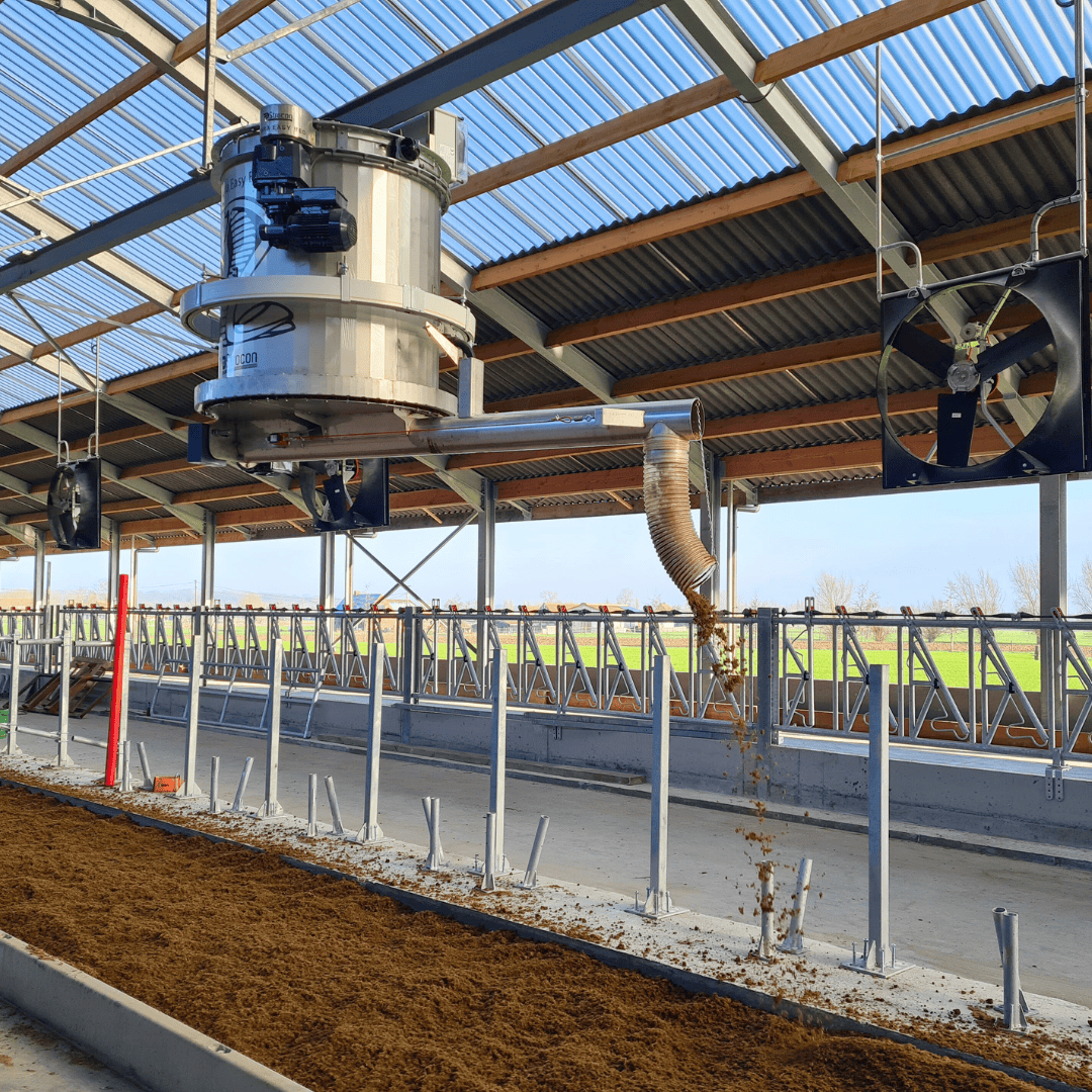 Boxen strooien met bio-bedding via een automatisch instrooisysteem